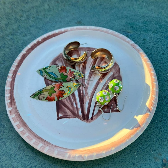 Brown & White Pottery Dish with Sea Shell in Center and Carved Edges - Picture 5 of 10